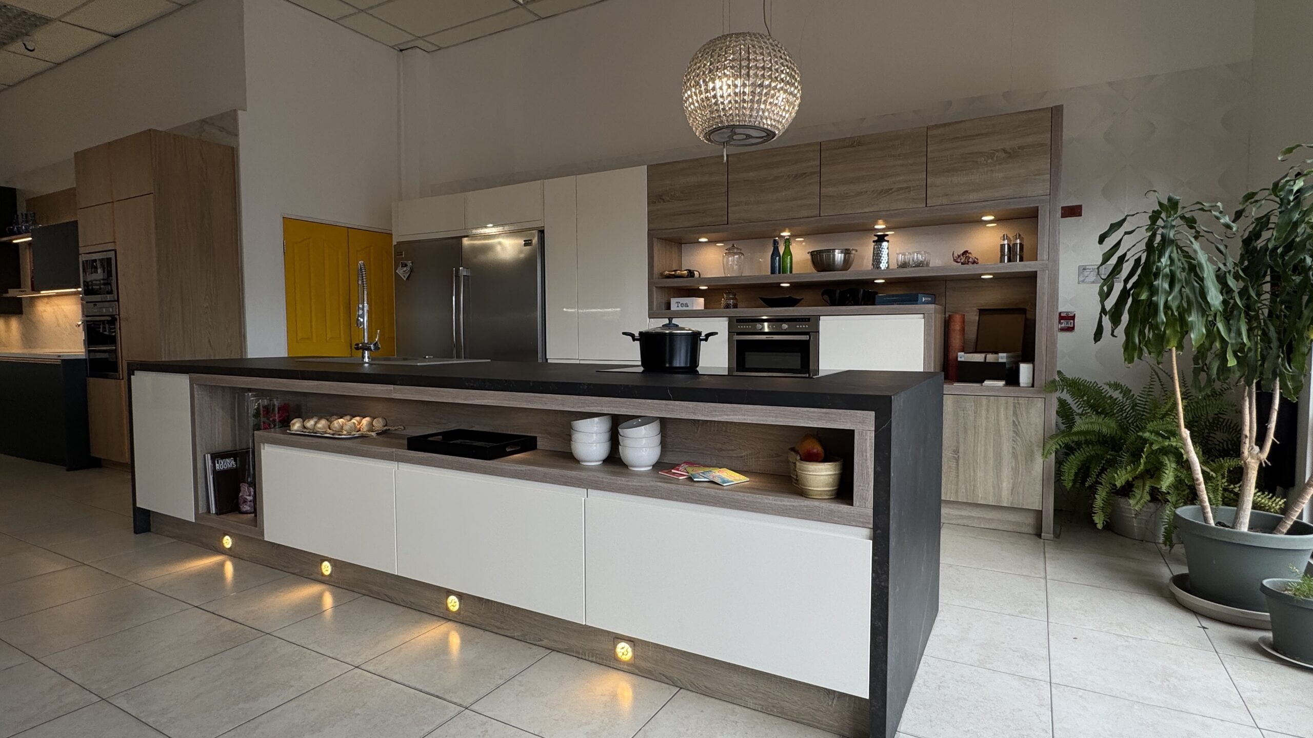 Exposición de cocinas en el showroom